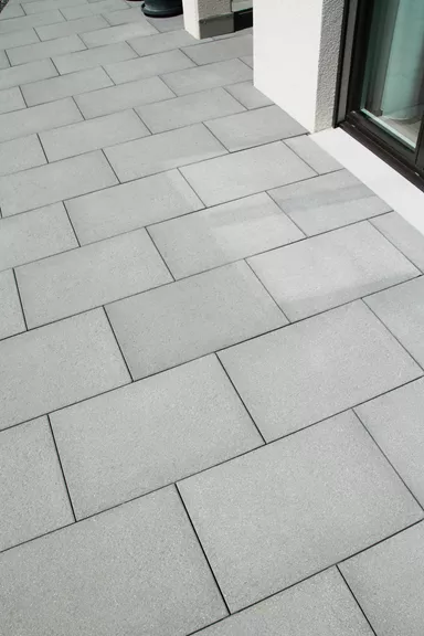 STRUKTURA Gehwegplatte mit Travertinstruktur naturgrau strukturiert gestrahlt gefast L 60 cm B 40 cm H 4 cm