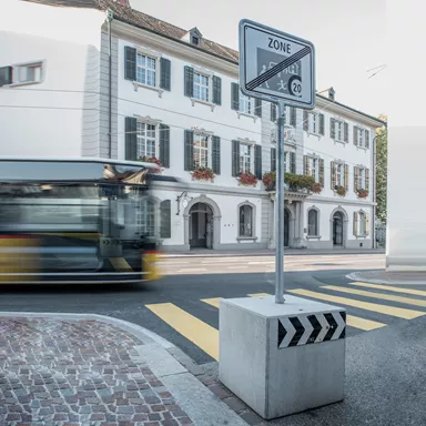 WILD Absperrsockel grau glatt gefast L 70 cm B 70 cm H 70 cm