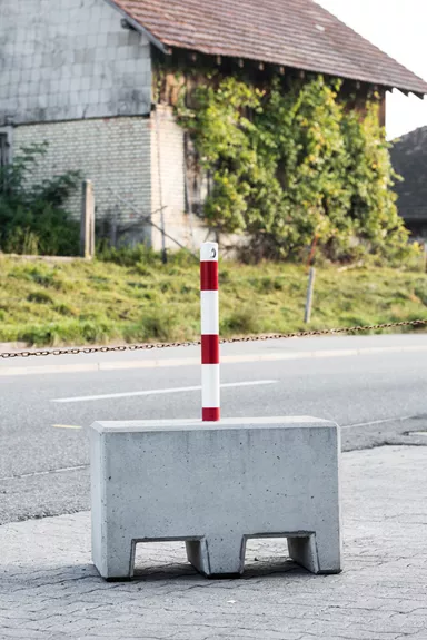 WILD Absperrsockel mit Aussparung für Stapler grau glatt gefast L 80 cm B 50 cm H 50 cm