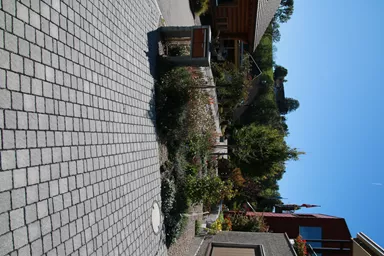 FRIEDA DRAIN Ökostein perlgrau strukturiert Kanten gebrochen L 13.8-16.8 cm B 15.1 cm H 7 cm