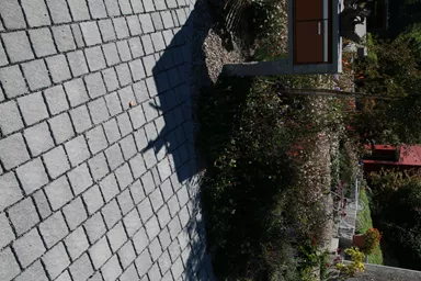 FRIEDA DRAIN Ökostein perlgrau strukturiert Kanten gebrochen L 13.8-16.8 cm B 15.1 cm H 7 cm