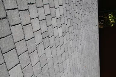 FRIEDA DRAIN Ökostein perlgrau strukturiert Kanten gebrochen L 13.8-16.8 cm B 15.1 cm H 7 cm