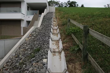 Wildbachschale bewehrt Sohlenbreite 20-28 cm L 100 cm B 38-46 cm H 15 cm