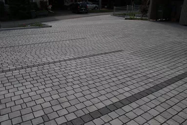 FRIEDA DRAIN Ökostein perlgrau strukturiert Kanten gebrochen L 13.8-16.8 cm B 15.1 cm H 7 cm