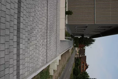 FRIEDA DRAIN Ökostein perlgrau strukturiert Kanten gebrochen L 13.8-16.8 cm B 15.1 cm H 7 cm