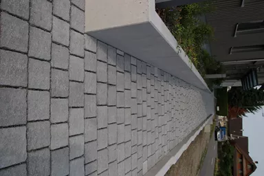 FRIEDA DRAIN Ökostein perlgrau strukturiert Kanten gebrochen L 13.8-16.8 cm B 15.1 cm H 7 cm