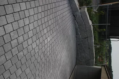 FRIEDA Pflasterstein perlgrau strukturiert Kanten gebr. L 8.8-11.8 cm B 9.8 cm H 7 cm