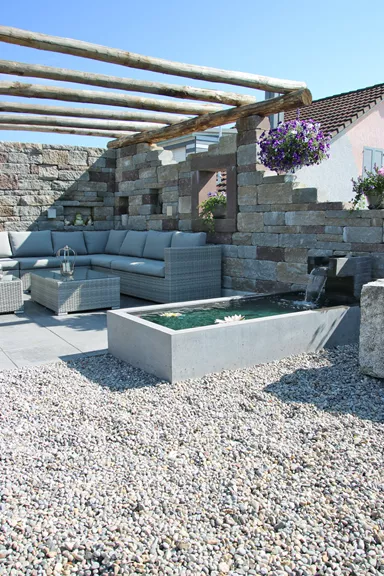 INTERMEZZO Brunnentrog grau glatt bew. Innenkante gefast Aussenkante vollk., inkl. Standrohr L 200 cm B 90 cm H 37 cm W 8 cm