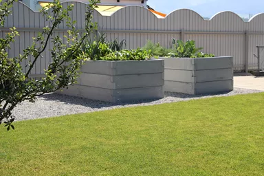 Einzelbrett zu Hochbeet mit Holzstruktur naturgrau strukturiert leicht gefast bewehrt L 120 cm H 25 cm W 6 cm