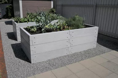 Einzelbrett zu Hochbeet mit Holzstruktur naturgrau strukturiert leicht gefast bewehrt L 120 cm H 25 cm W 6 cm