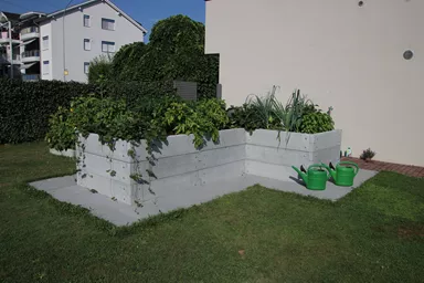 Einzelbrett zu Hochbeet mit Holzstruktur naturgrau strukturiert leicht gefast bewehrt L 120 cm H 25 cm W 6 cm