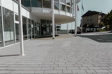 RAINA Sickerstein fino mit Nocken grau haufwerksporig fein gefast L 20-40 cm B 15 cm H 8 cm