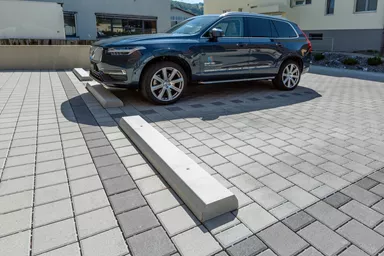 Radabweiser grau Typ 235a mit 2 Aussparungen d2 1.5 cm für Verankerung L 235 cm B 27 cm H 17 cm