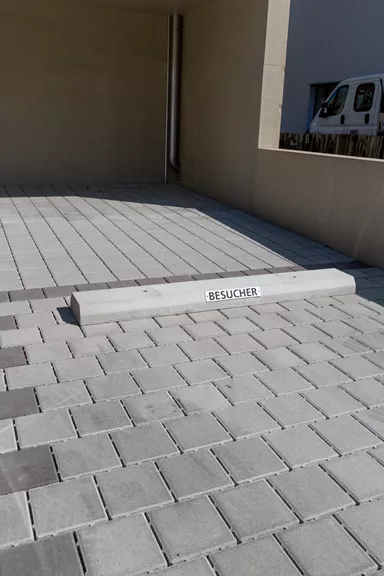 Radabweiser grau Typ 180a mit 2 Aussparungen d2 1.5 cm für Verankerung L 180 cm B 27 cm H 10 cm