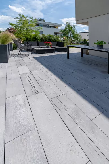 LENIA Gartenplatte mit Holzstruktur Normalplatte naturgrau strukturiert gerundet L 88-89 cm B 24.5-25.5 cm H 5 cm