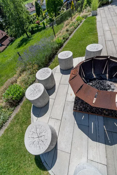 LENIA Hocker mit Holzstruktur naturgrau strukturiert leicht gefast D 40-42 cm H 41 cm