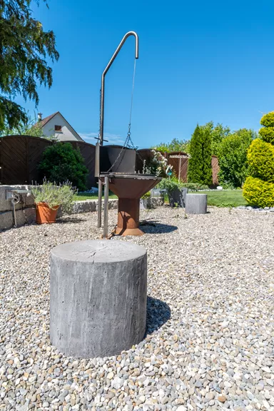 LENIA Hocker mit Holzstruktur naturgrau strukturiert leicht gefast D 40-42 cm H 41 cm