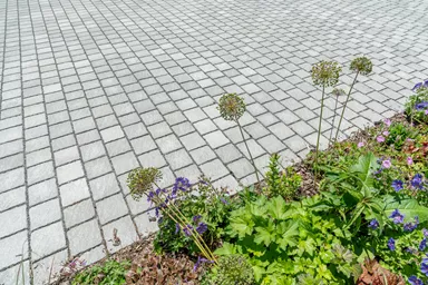 FRIEDA DRAIN Ökostein perlgrau strukturiert Kanten gebrochen L 13.8-16.8 cm B 15.1 cm H 7 cm