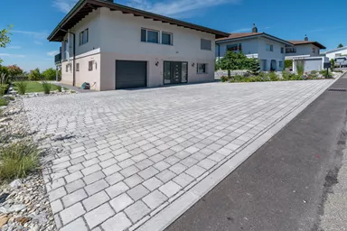 FRIEDA DRAIN Ökostein perlgrau strukturiert Kanten gebrochen L 13.8-16.8 cm B 15.1 cm H 7 cm