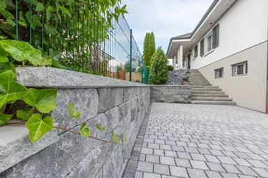 FRIEDA DRAIN Ökostein perlgrau strukturiert Kanten gebrochen L 13.8-16.8 cm B 15.1 cm H 7 cm