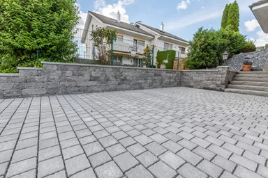 FRIEDA DRAIN Ökostein perlgrau strukturiert Kanten gebrochen L 13.8-16.8 cm B 15.1 cm H 7 cm