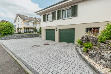 FRIEDA DRAIN Ökostein perlgrau strukturiert Kanten gebrochen L 13.8-16.8 cm B 15.1 cm H 7 cm