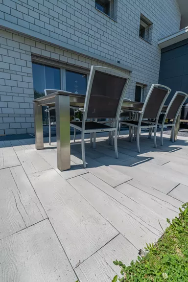 LENIA Gartenplatte mit Holzstruktur Normalplatte naturgrau strukturiert gerundet L 88-89 cm B 24.5-25.5 cm H 5 cm