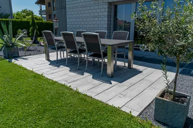 LENIA Gartenplatte mit Holzstruktur Normalplatte naturgrau strukturiert gerundet L 88-89 cm B 24.5-25.5 cm H 5 cm