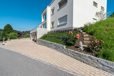 FRIEDA DRAIN Ökostein bernstein strukturiert Kanten gebrochen L 13.8-16.8 cm B 15.1 cm H 7 cm