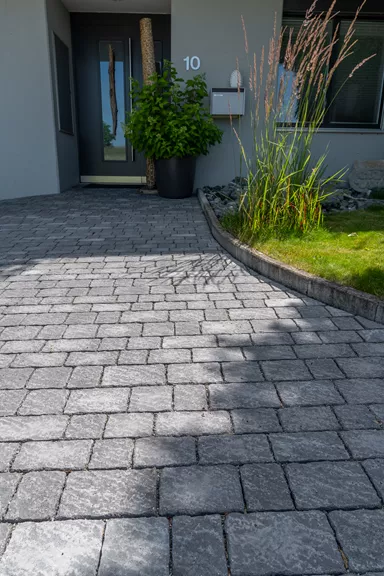 FRIEDA Wildpflaster anthrazit strukturiert Kanten gebr. L 9.4-19.4 cm B 9.4-11.9 cm H 7 cm