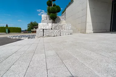 RAINA Sickerstein fino mit Nocken grau haufwerksporig fein gefast L 20-40 cm B 15 cm H 8 cm