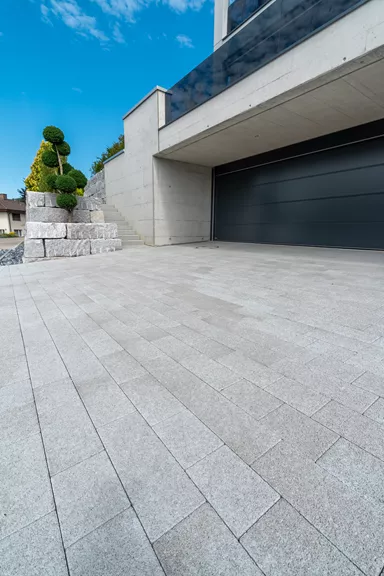 RAINA Sickerstein fino mit Nocken grau haufwerksporig fein gefast L 20-40 cm B 15 cm H 8 cm