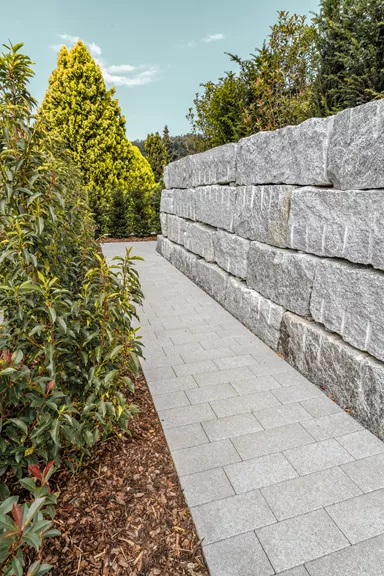 RAINA Sickerstein fino mit Nocken grau haufwerksporig fein gefast L 20-40 cm B 15 cm H 8 cm