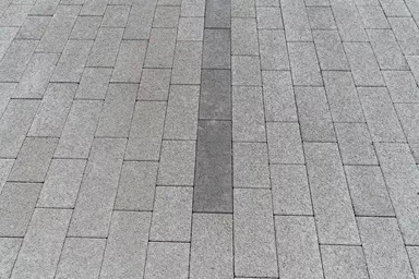 RAINA Sickerstein fino mit Nocken grau haufwerksporig fein gefast L 20-40 cm B 15 cm H 8 cm