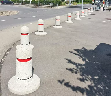 BRÜNIG Wehrstein grau gestrahlt Typ 1 mit reflektierendem Band D 30 cm H 70 cm