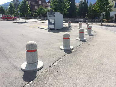 BRÜNIG Wehrstein grau gestrahlt Typ 1 mit reflektierendem Band D 30 cm H 70 cm