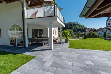 NATURE MOMENTS Gartenplatte dunkelgrau mit Schieferstruktur vollkantig L 60 cm B 60 cm H 5.5 cm