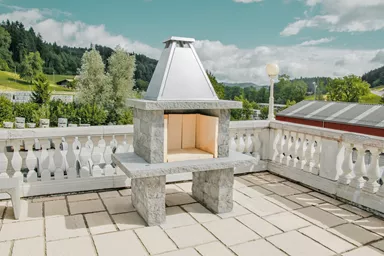 SANTURO Cheminée mit Chromstahlhut Set aus Spaltsteinmauerstein gespalten grau inkl. Betonplatten u. Schamott-Steinen