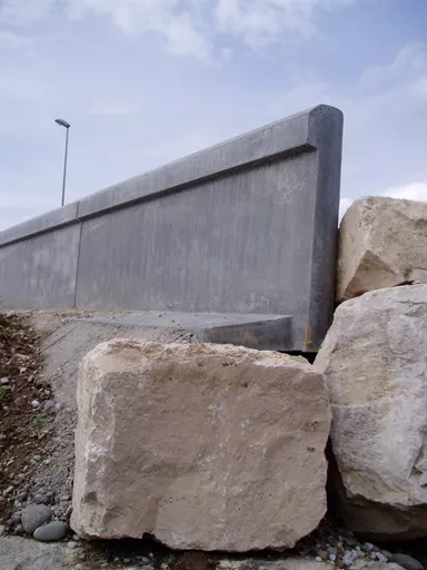 Amphibienleitsystemelement mit Klettersperre und Elementverbund bewehrt gefast grau L 300 cm B 50 cm H 55 cm W 8 cm