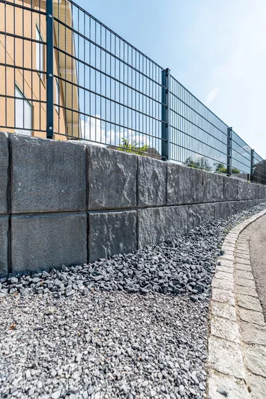 FELSMAUER Böschungselement Mittelstein grau-schwarz strukturiert L 98 cm B 50 cm H 50 cm