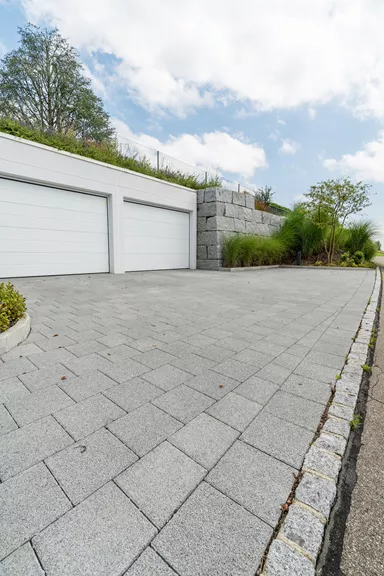 CARENA Sickerstein fino mit Nocken grau haufwerksporig gefast L 25 cm B 25 cm H 8 cm