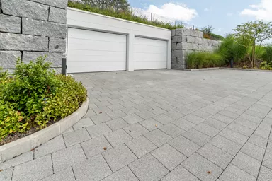 CARENA Sickerstein fino mit Nocken grau haufwerksporig gefast L 25 cm B 25 cm H 8 cm