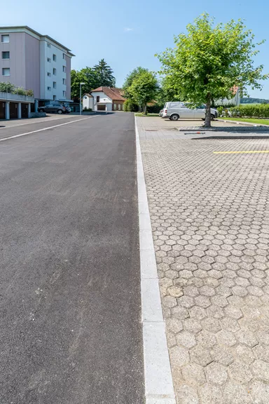 Bordure/pavé de bord, 35/12/20 cm, 1 côté chanfr., sablé sup et 1 côté (5cm), gris