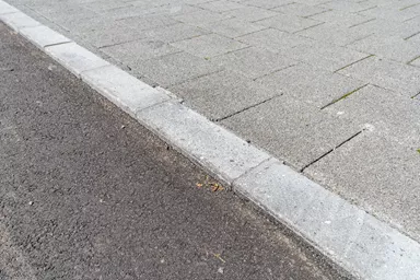 Bordure/pavé de bord, 35/12/20 cm, 1 côté chanfr., sablé sup et 1 côté (5cm), gris