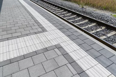 CARENA Sicherheitslinienpflasterstein Typ S Seitenstein mit Nockenverbund weiss mit 6 taktilen Linien L 37.5 cm B 25 cm H 8.4 cm