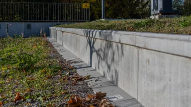 Amphibienleitsystemelement mit Klettersperre und Elementverbund bewehrt gefast grau L 300 cm B 50 cm H 55 cm W 8 cm