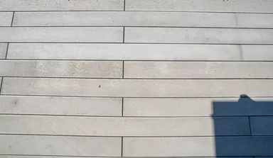 BOSCUS Betonbrett mit einseitiger Rillenstruktur grau strukturiert gerundet L 166.5 cm B 14.3 cm H 4 cm