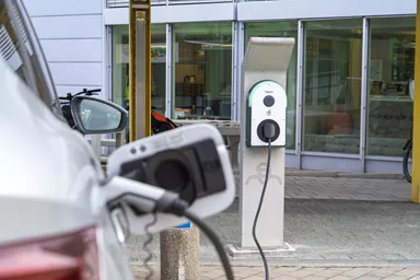 Betonelement für Ladestation einfach grau glatt vollkantig bewehrt L 34 cm B 34 cm H 166 cm