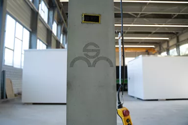 Betonelement für Ladestation einfach grau glatt vollkantig bewehrt L 34 cm B 34 cm H 166 cm