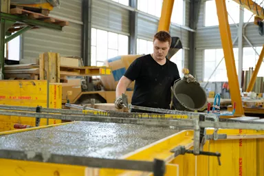 Betonelement für Ladestation einfach grau glatt vollkantig bewehrt L 34 cm B 34 cm H 166 cm